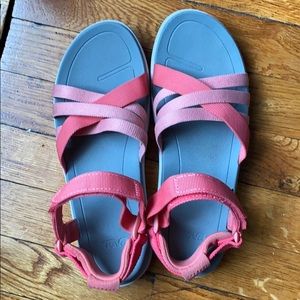 Teva coral sandals, size 9 SUPER comfy!